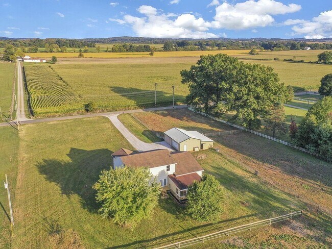 Building Photo - Your country retreat awaits!