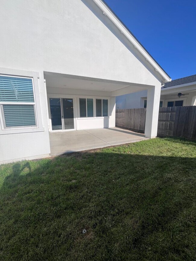 Building Photo - BEAUTIFUL SINGLE STORY HOME IN WEST ROSEVI...