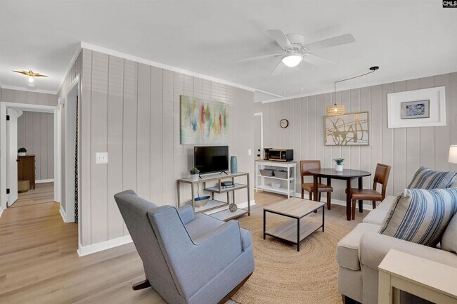 Building Photo - Renovated & Furnished Apartment in Quiet Rosewood Neighborhood