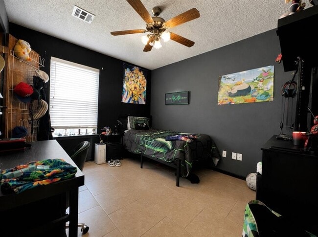 Building Photo - 521 Cypress Dr