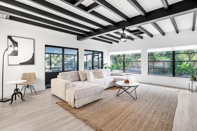 Building Photo - 704 NE 2nd St