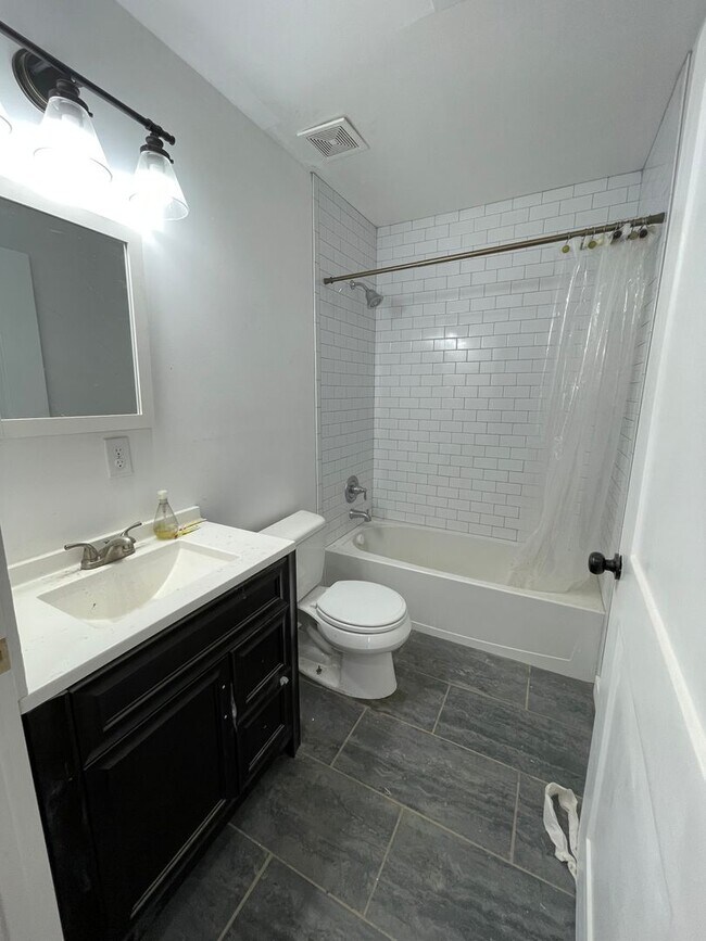Building Photo - Big and Beautiful House with attached 1br ...