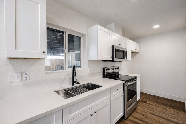 Building Photo - 8840 San Vicente Ave