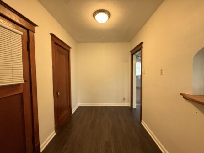 Building Photo - Large 1 Bed unit close to parks, great architecture and very walkable