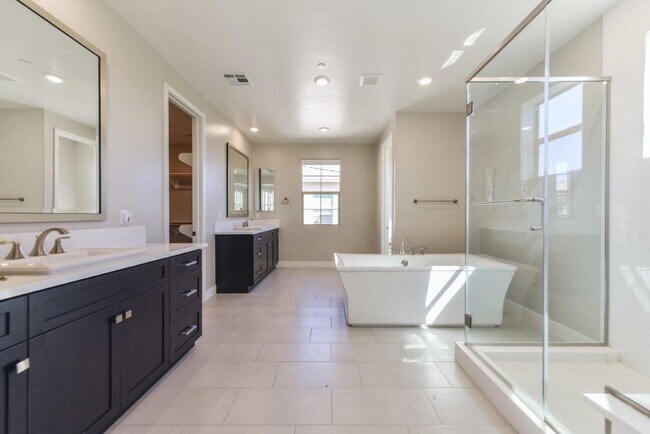 Building Photo - 4bd/4.5ba Single Family House w/ VIEW Gate...