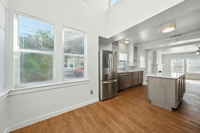 Building Photo - UT PRE-LEASE: 5 bed / 3 bath Remodeled Wes...