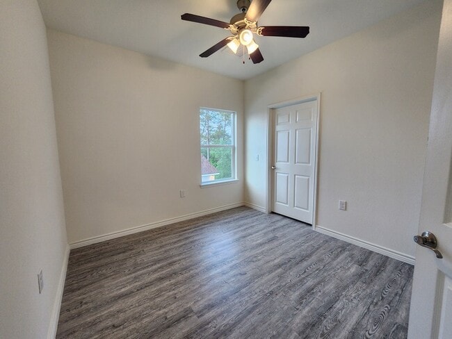 Building Photo - 4-Bed 2 Bath 2 Car Garage-Available July f...