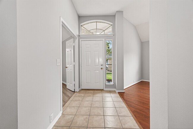 Building Photo - 3135 Silver Cedar Trail