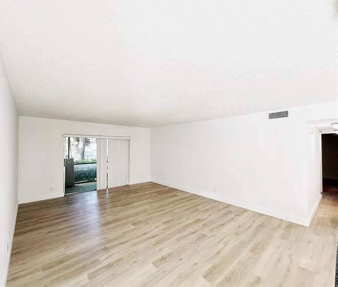 Building Photo - 709 Gardens Dr