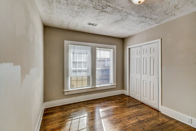 Building Photo - 1615 1st St S