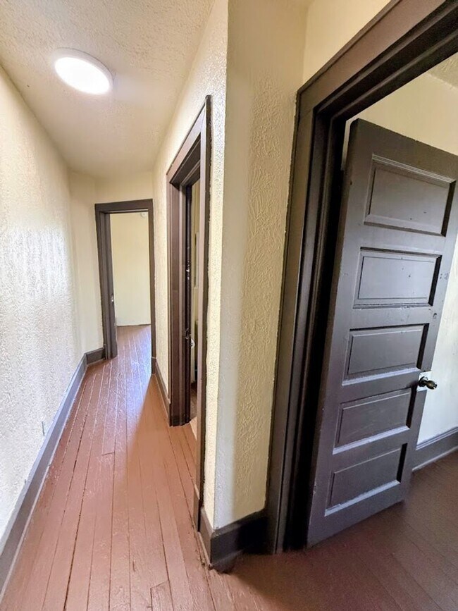 Building Photo - 2048 2nd St NE