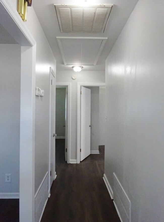 Building Photo - Lake Front Adorable Home!