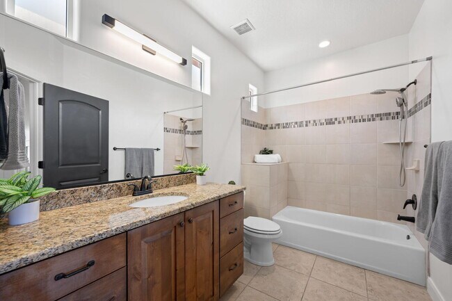Building Photo - 6 Bed, 4 Bath with RV Parking and No HOA in Sycamore — Available Now!