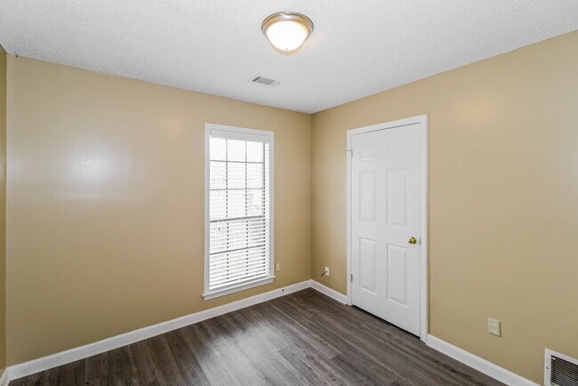 Building Photo - 7644 Valley Glen Dr
