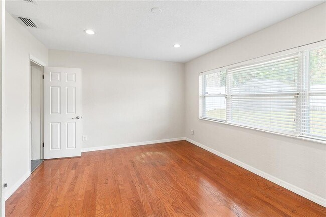 Building Photo - 1966 Sandra Dr