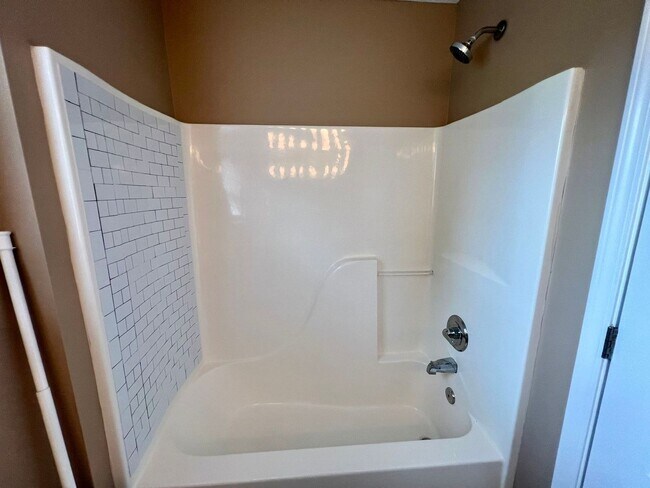 Building Photo - 3 Bedroom 2.5 Bath Home in Oxford Hall - South Murfreesboro *New Carpet*