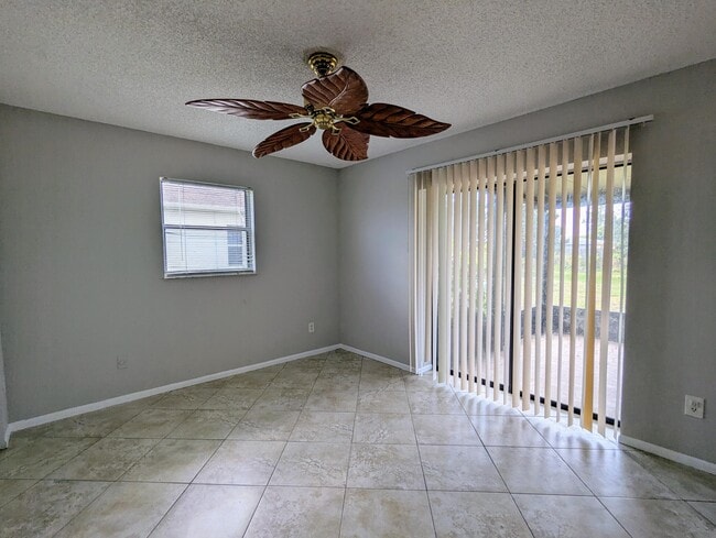 Building Photo - 554 SW Lakehurst Dr