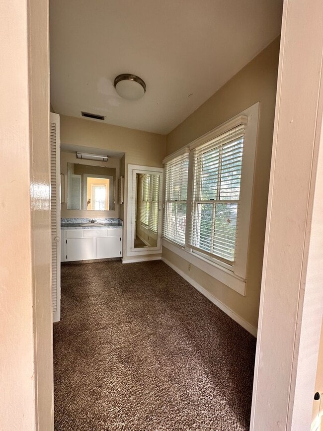 Building Photo - Downtown Fernandina Beach! Sunny 2 Story!