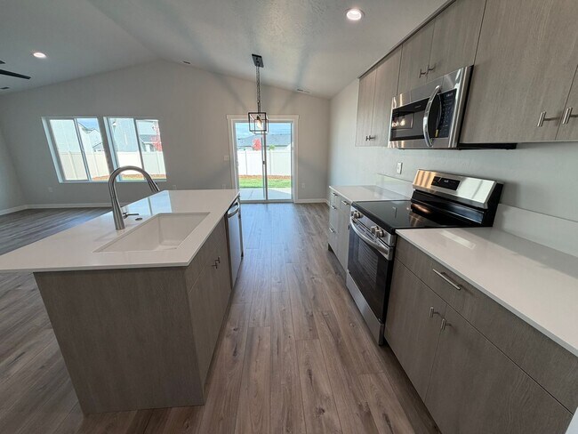 Building Photo - Brand new 3 bed 2 bath home with bonus roo...