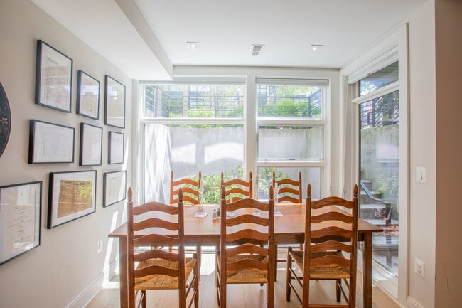 Building Photo - Stunning 2 BR/2 BA Condo in Lanier Heights!