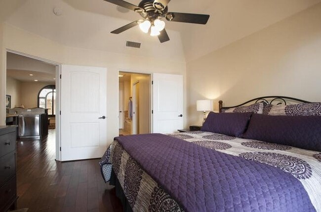 Building Photo - Downtown Luxury 1 BDRM w/ One Car Garage!