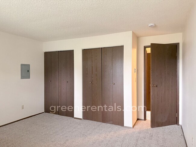 Building Photo - 2BD/1BA West Olympia Duplex