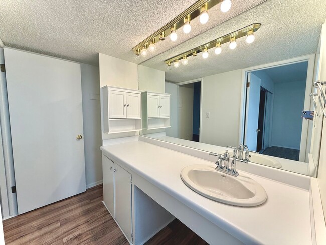 Building Photo - 1 Bedroom Apartment Available Now