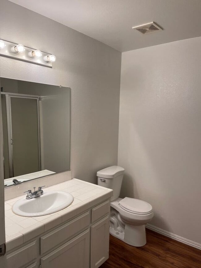 Building Photo - Turlock 2 Bedroom 2 Bath with Garage Triplex