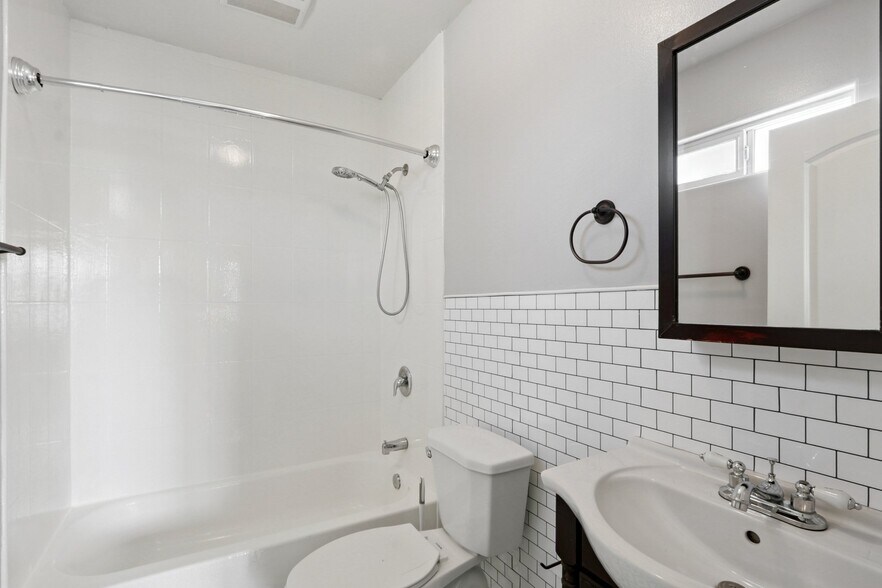 Building Photo - 1616 W 39th Pl