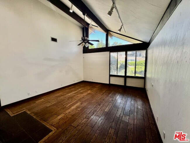 Building Photo - 1011 El Segundo Dr
