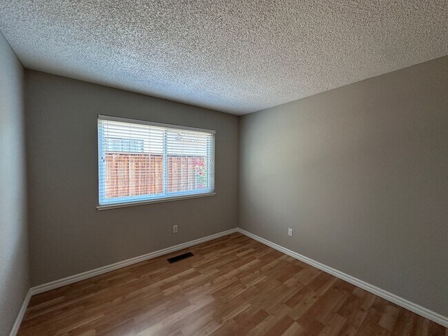 Building Photo - THIS is YOUR home, stunning 4/2 w/ AC, near Foothills