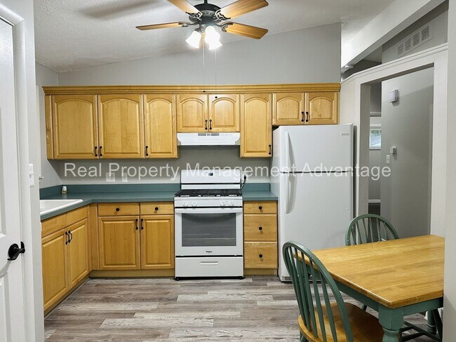 Building Photo - Oak Park Mid-Century Modern Beauty!