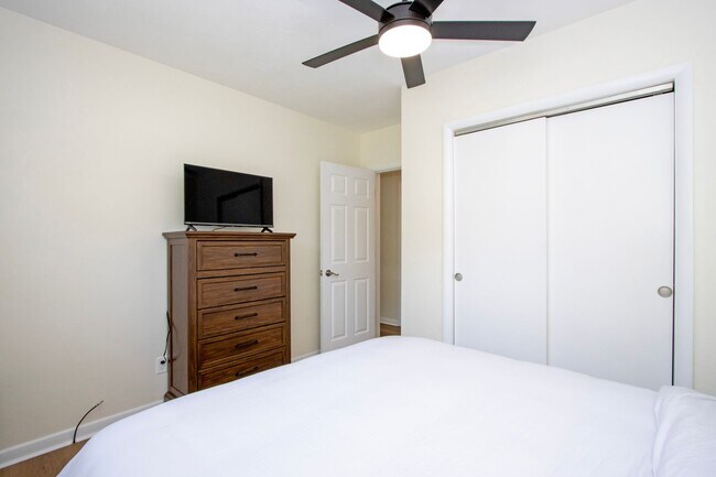 Building Photo - 1720 W Hill Dr