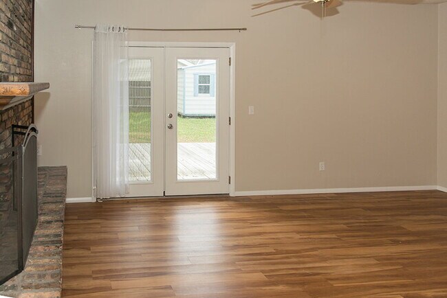 Building Photo - "Charming 3-Bed Oasis with 2 Full Baths in...