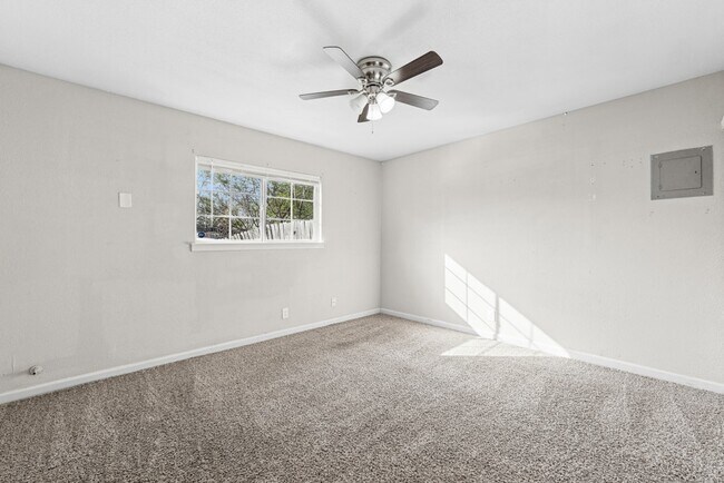Building Photo - 915 Stonegate Dr