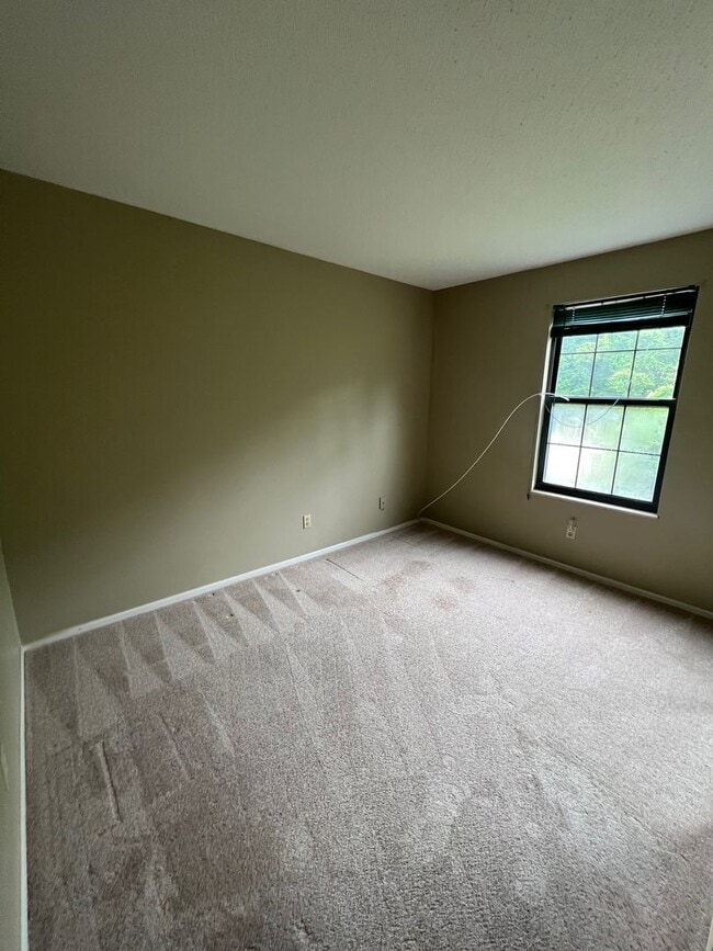 Building Photo - Private Charming Apartment!