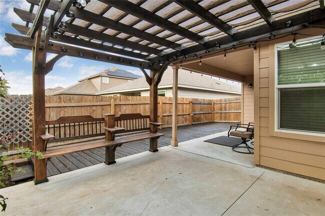 Building Photo - 704 Red Tails Dr