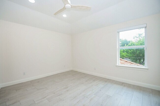 Building Photo - 422 Mignon Ln