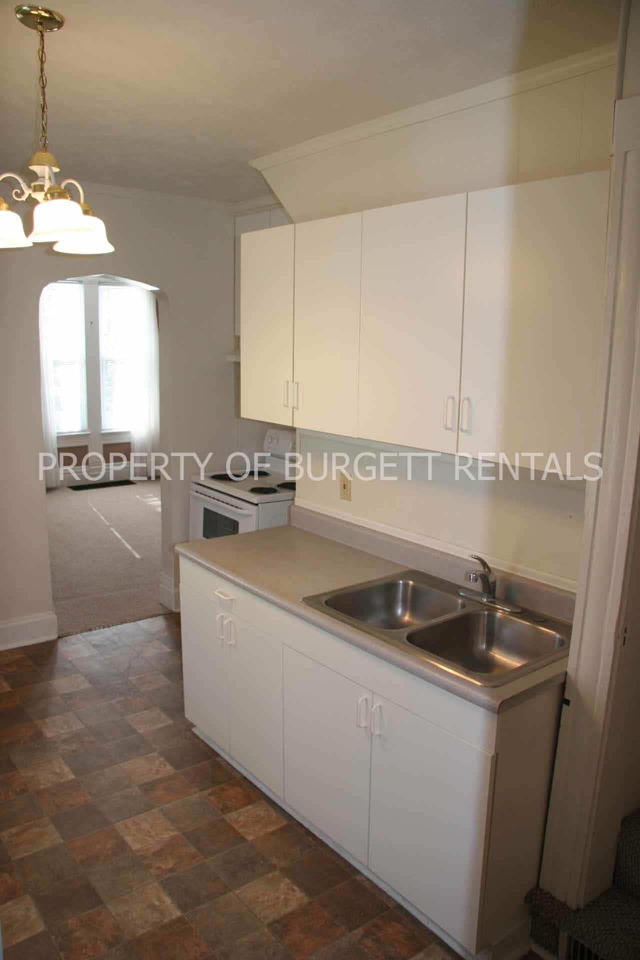 Building Photo - 491 Robinson St