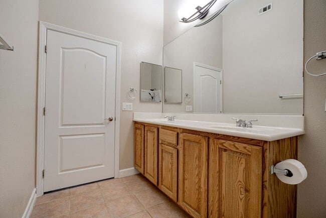 Building Photo - 2305 W Horizon Ridge Pkwy