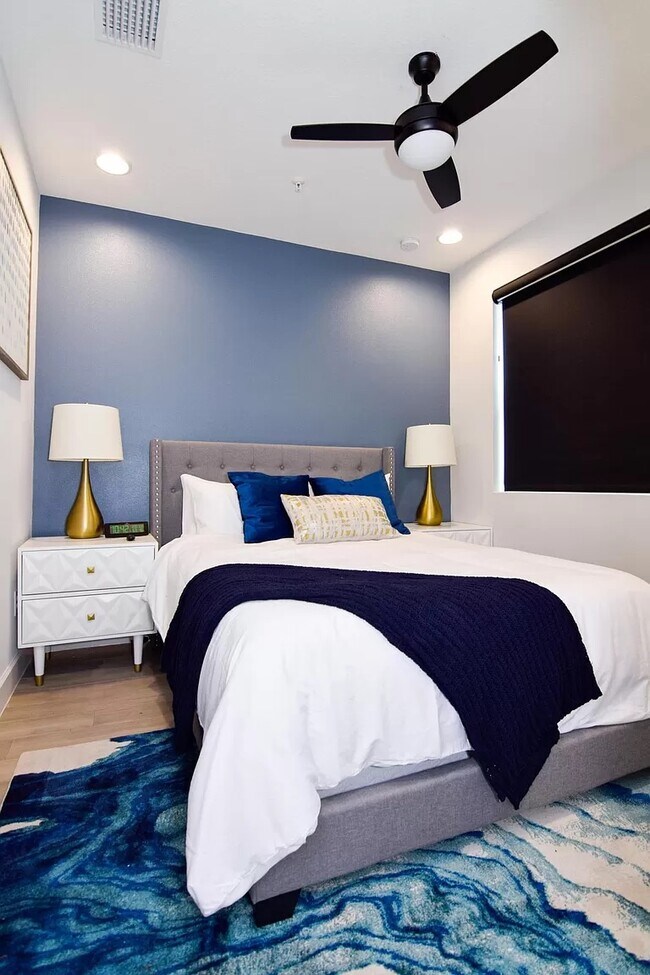 Building Photo - 1332 W Gray St