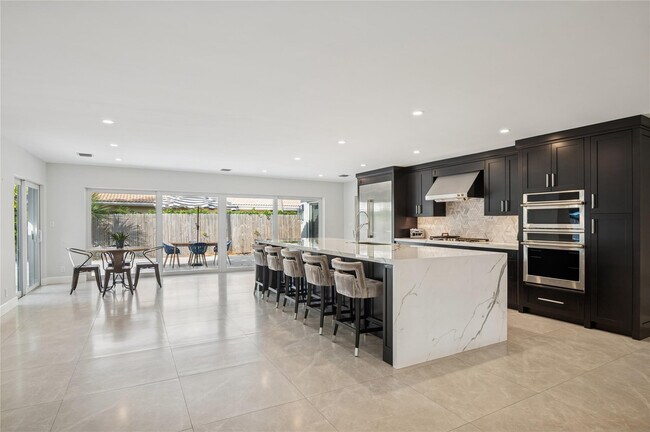 Building Photo - 2657 NE 26th St