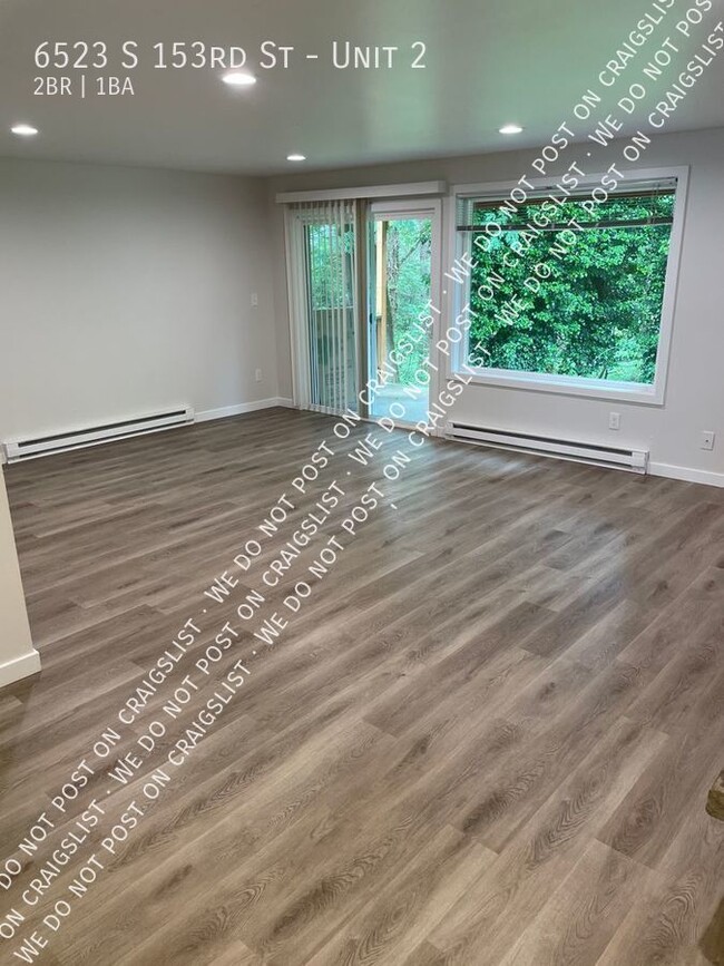 Building Photo - Tukwila - Updated 2 Bedroom / 1 Bath Apart...