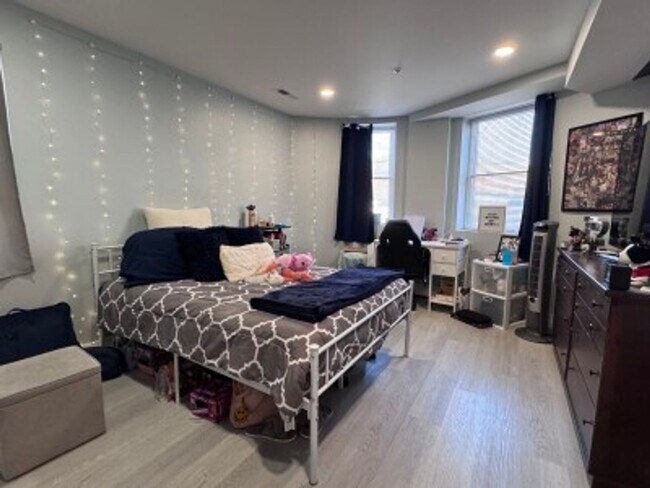 Building Photo - Recently Renovated 3 Bed/2 Bath Right In The Heart Of Washington Square!