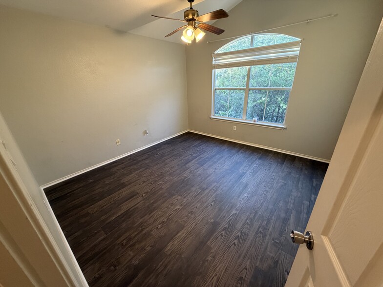 Building Photo - 313 Lava Bed Dr