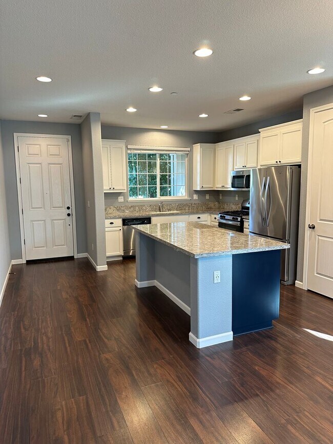 Building Photo - Beautiful 3 Bed 2 Bath House in a Great Lo...