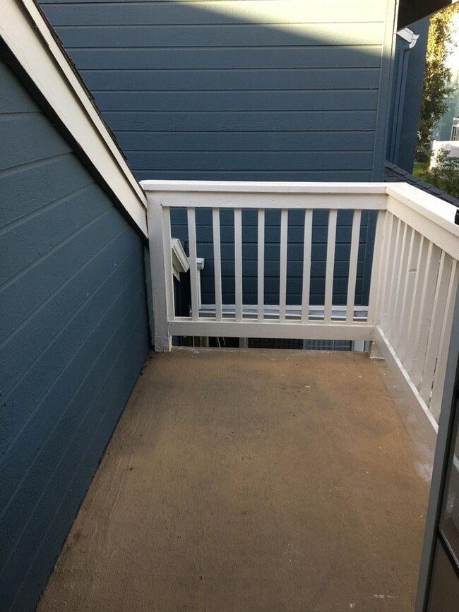 Building Photo - 2 Bed, 2 1/2 Bath Townhome with Bonus Room