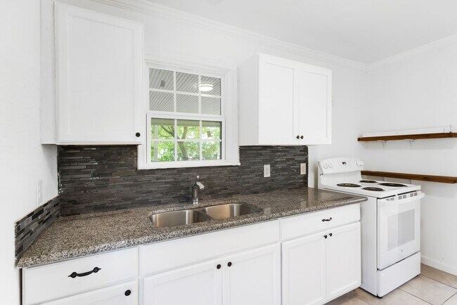 Building Photo - Updated Home • Huge Backyard • Minutes to Brooks City Base & Downtown San Antonio