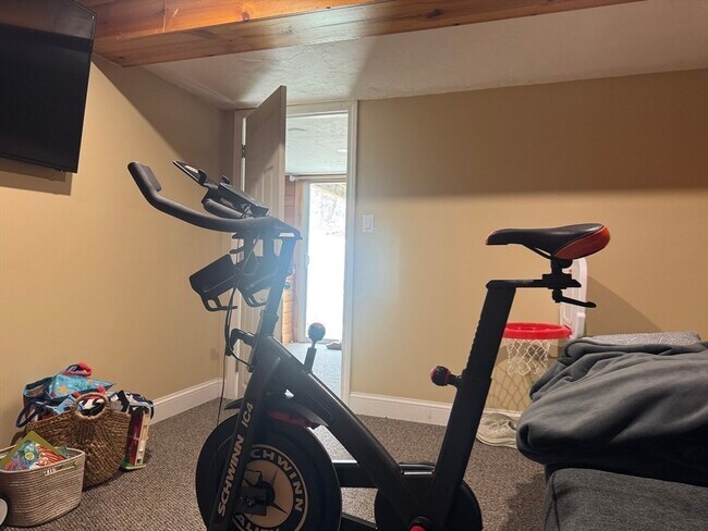 Building Photo - 909 Pleasant St