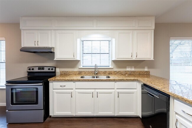 Building Photo - 328 Lake View Dr